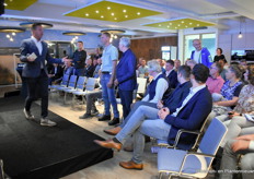 Als je niets met de stelling had mocht je gaan zitten en na een aantal stellingen stonden er nog een aantal overeind. De mensen die gingen zitten liepen wel het risico ondervraagd te gaan worden door Rob.